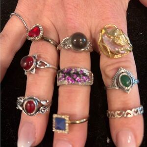 10 silvertone fashion rings sizes, sizes 5 3/4 to 
9 1/2. Several colors/shapes